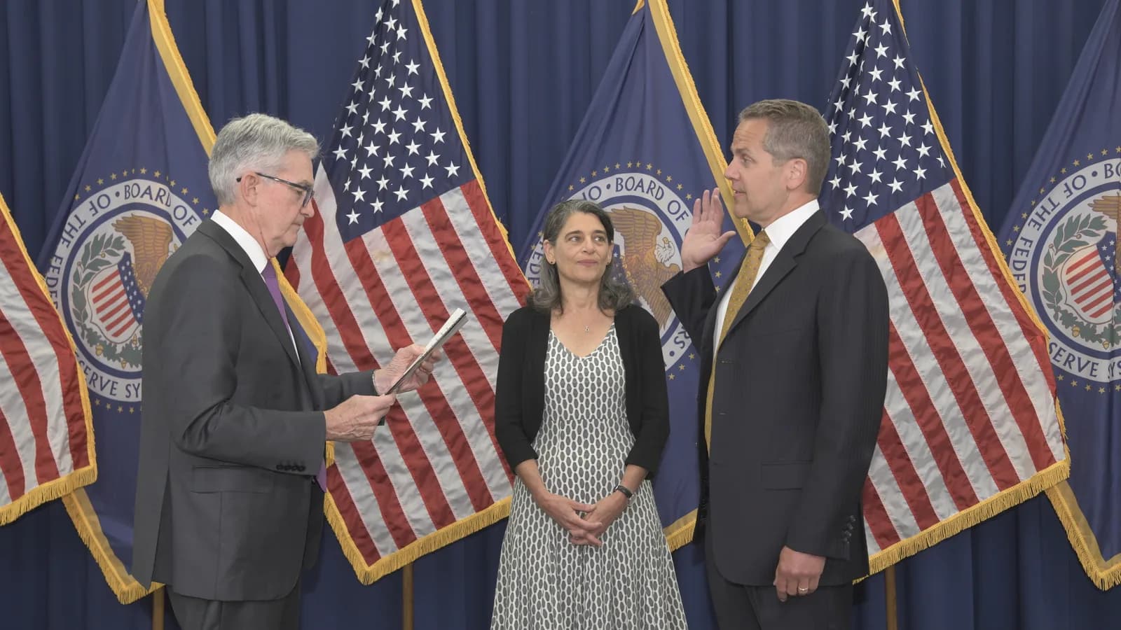 Michael Barr, diretor do Federal Reserve, ao lado do presidente do Fed durante cerimônia de posse em Washington