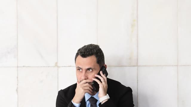 O senador Cleitinho (Republicanos-MG) ao telefone nos corredores do Senado, foto de arquivo de abril de 2025