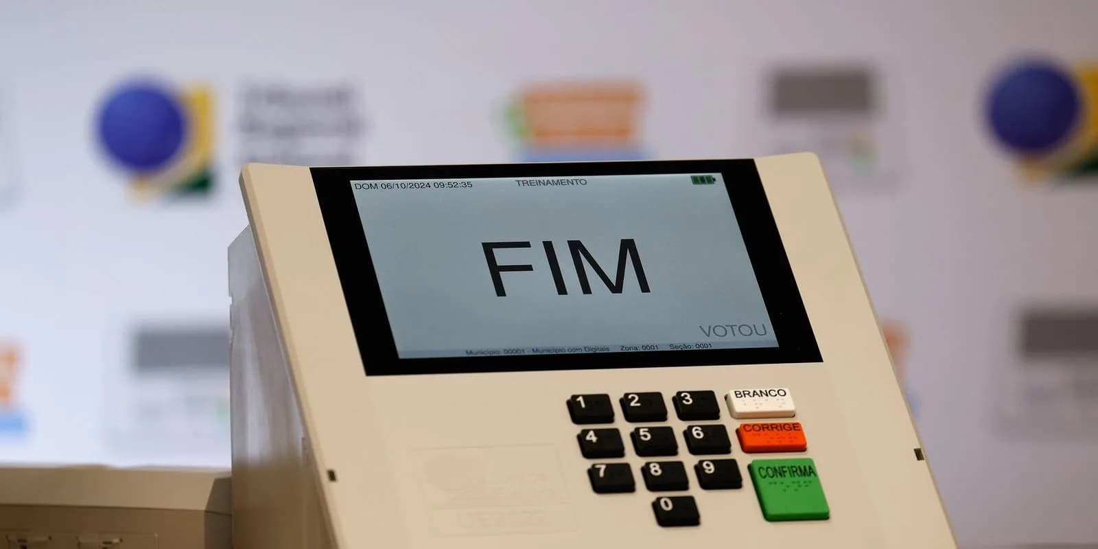 Urna eletrônica em modo de treinamento exibe a mensagem "fim" e "votou" na tela