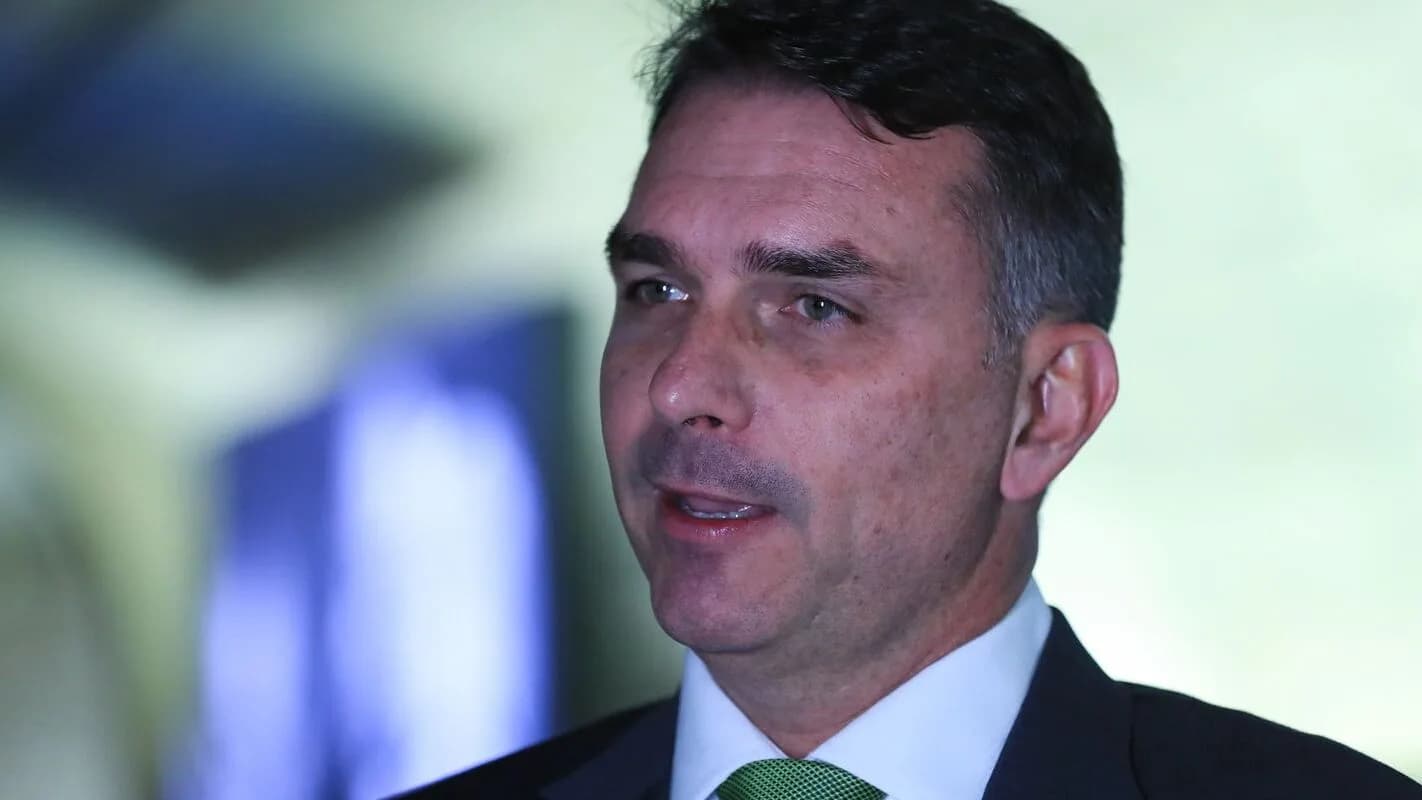 Flávio Bolsonaro (PL), candidato à Presidência, durante entrevista (foto de arquivo)