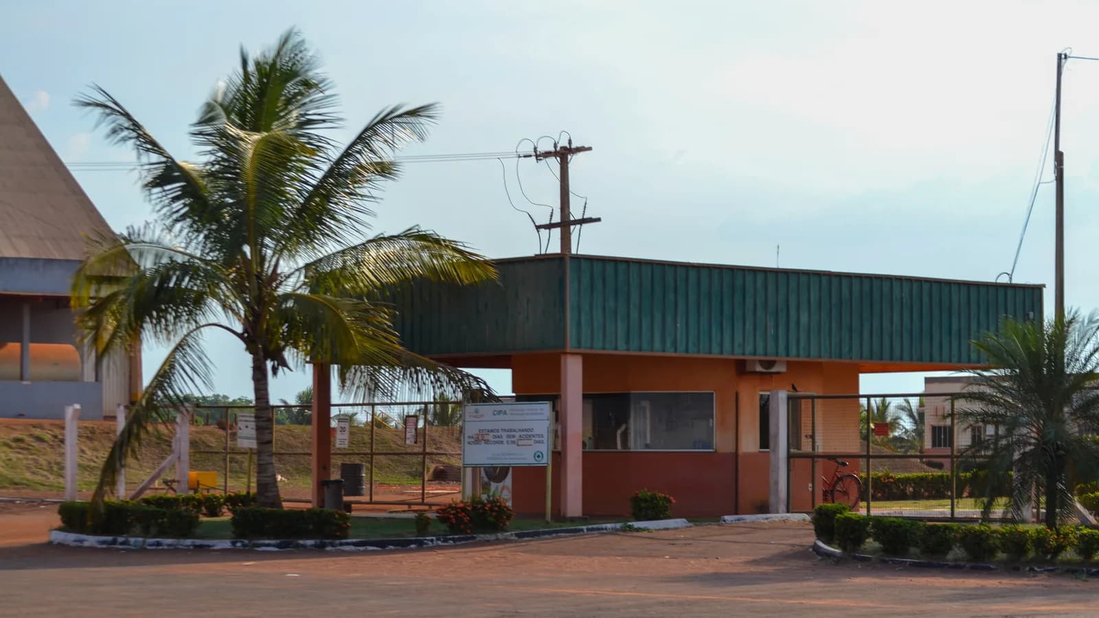 Armazém de grãos em fazenda no Brasil, com estrutura de silo ao fundo