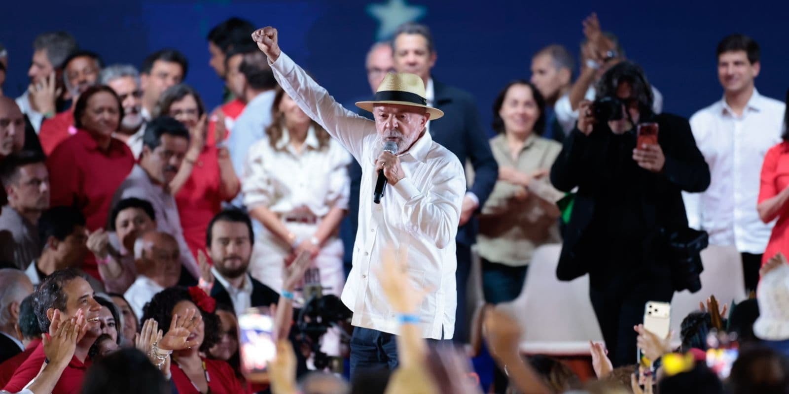 Lula discursa com o punho erguido durante convenção do PT que oficializou sua candidatura à Presidência em 2026