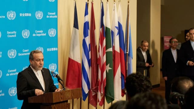 Autoridade do Irã discursa em sessão do Conselho de Segurança da ONU, com bandeiras de países-membros ao fundo