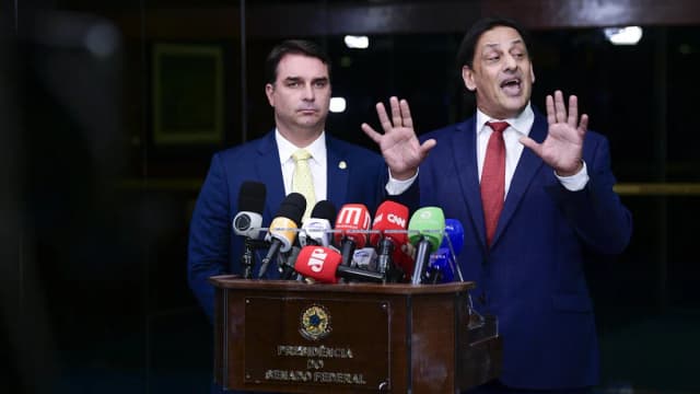 O senador Flávio Bolsonaro fala à imprensa em coletiva no Senado