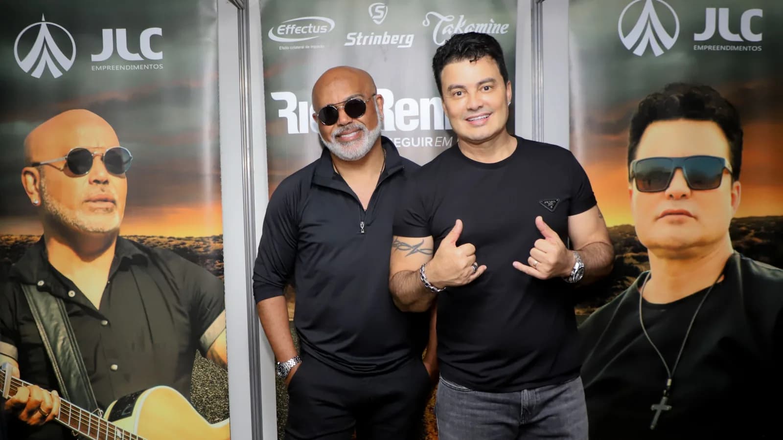 Rick, à esquerda, de óculos escuros e barba grisalha, ao lado de Renner, nos bastidores de show da dupla em Pontal do Paraná, em janeiro de 2024