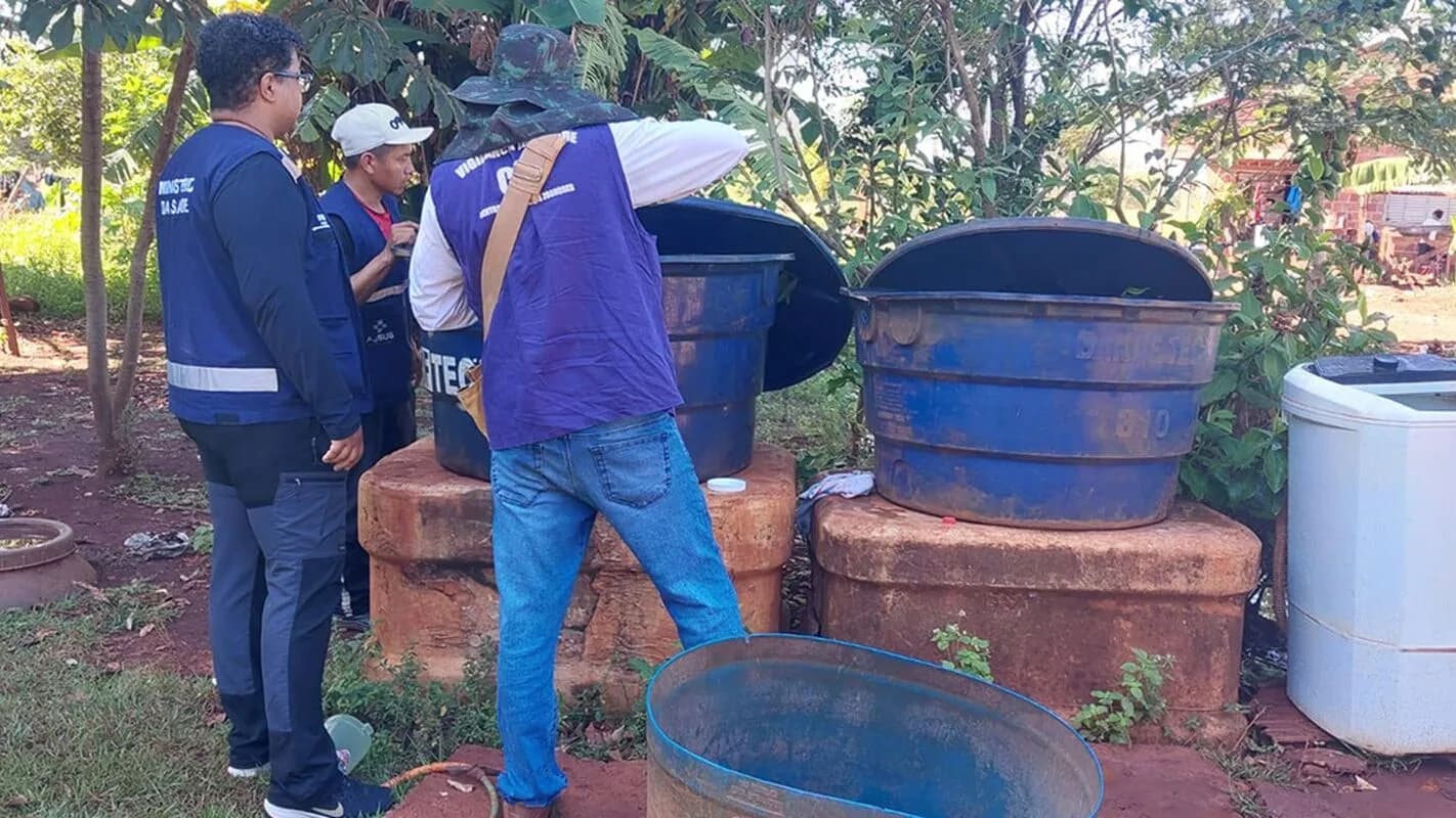 Agentes de saúde inspecionam recipientes de água em ação de combate ao Aedes aegypti