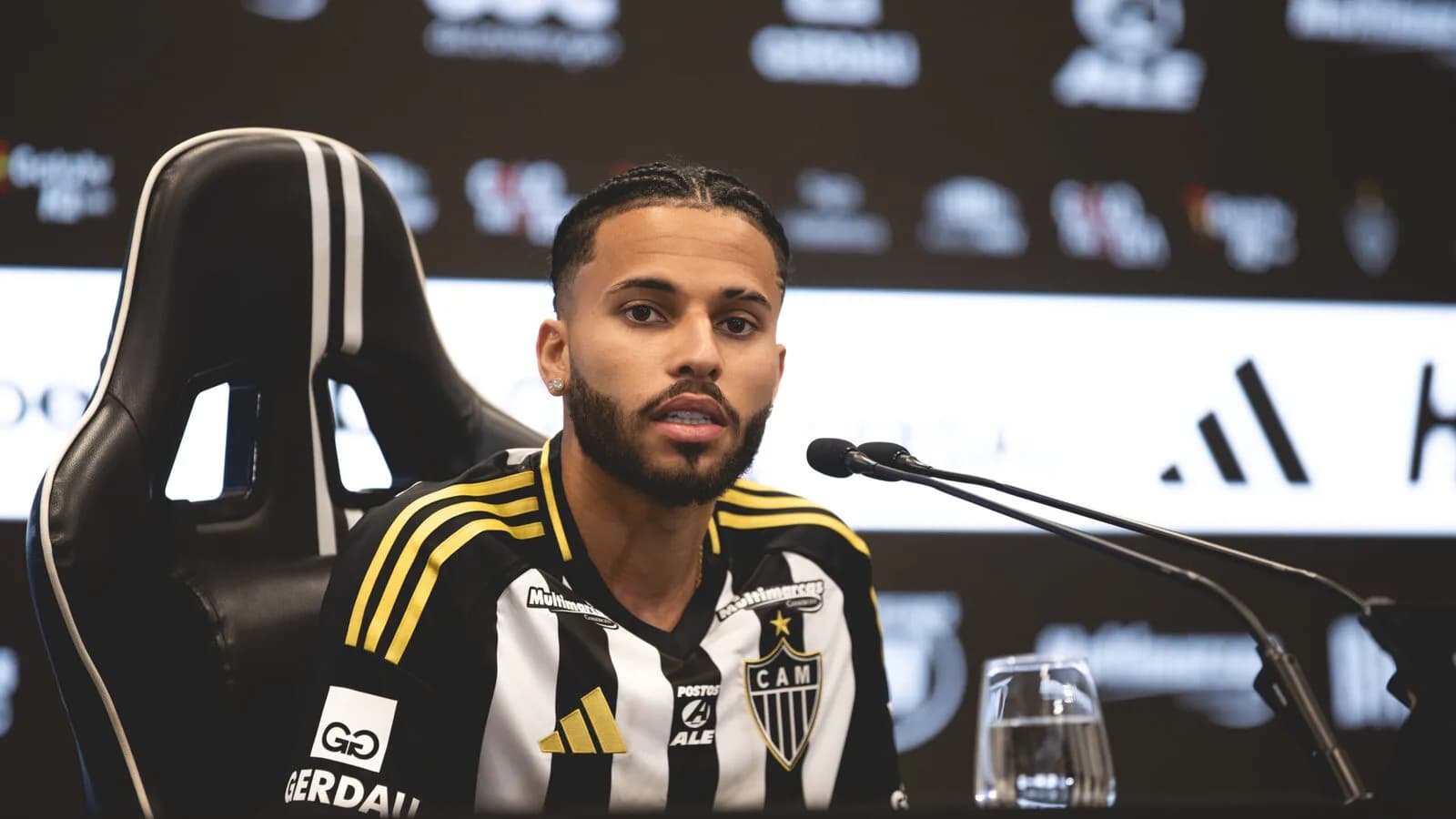 Alexsander fala ao microfone durante sua apresentação no Atlético em agosto de 2025, em foto de arquivo.