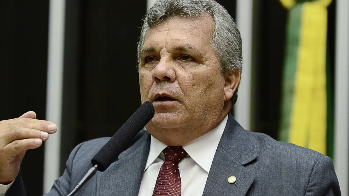 O deputado federal reeleito Alberto Fraga discursa no plenário da Câmara dos Deputados