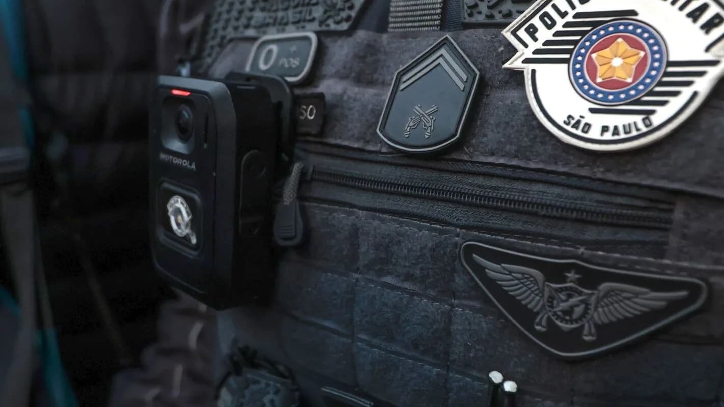 Câmera corporal e distintivos da Polícia Militar de São Paulo