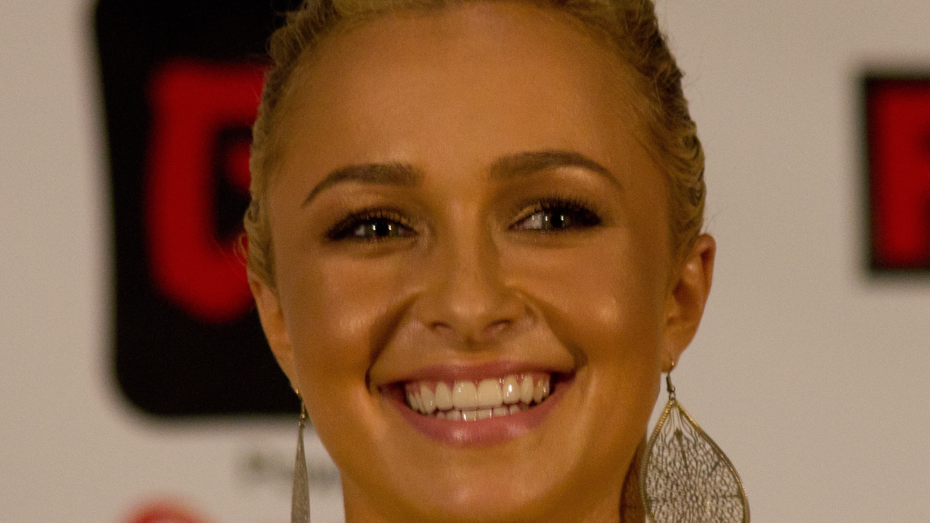 Hayden Panettiere sorri durante entrevista coletiva em evento público