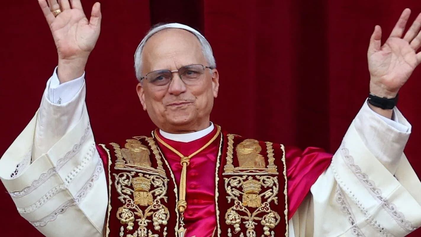 Papa Leão XIV acena durante aparição pública no Vaticano