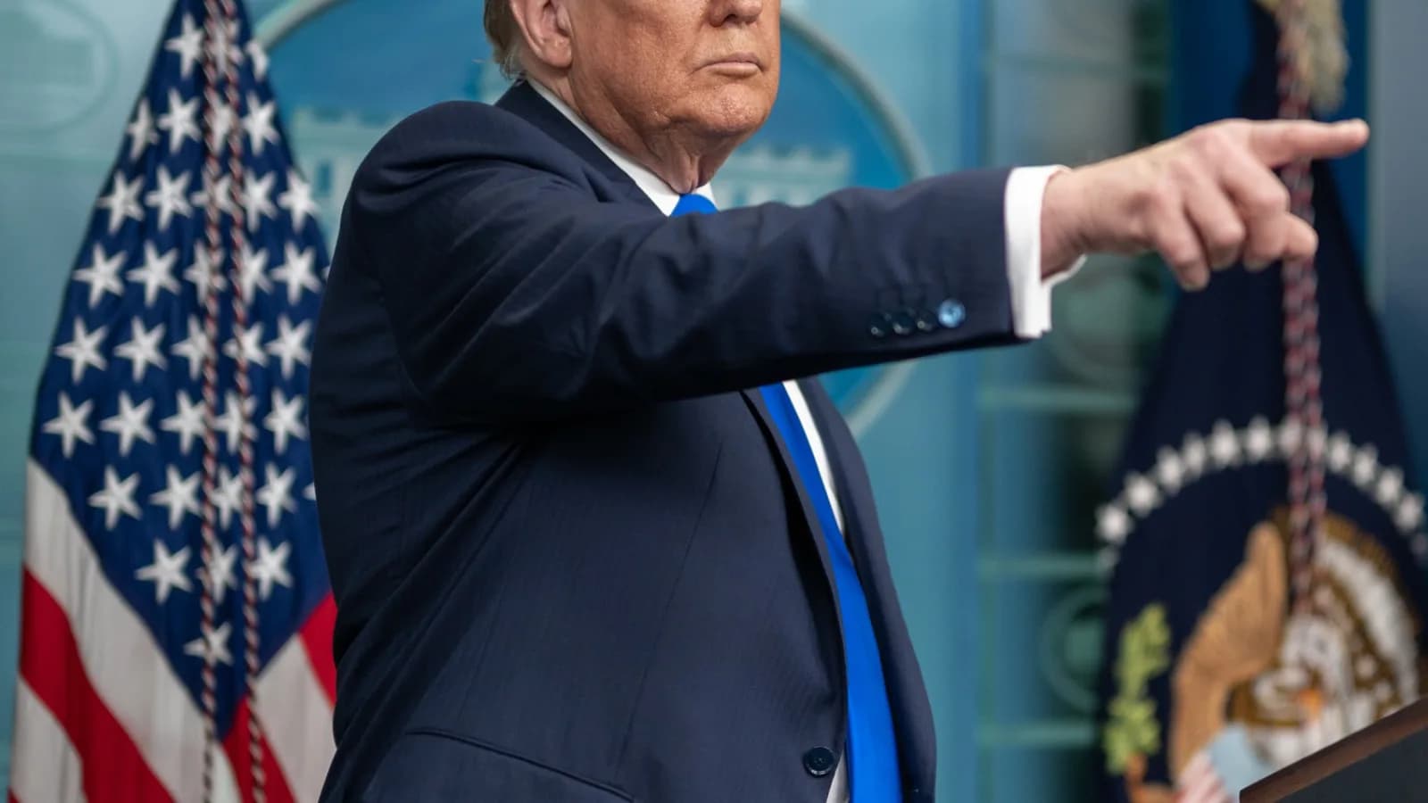 Donald Trump aponta o dedo durante entrevista coletiva na Sala de Imprensa da Casa Branca