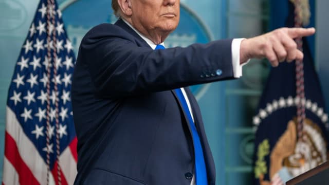 Donald Trump aponta o dedo durante entrevista coletiva na Sala de Imprensa da Casa Branca