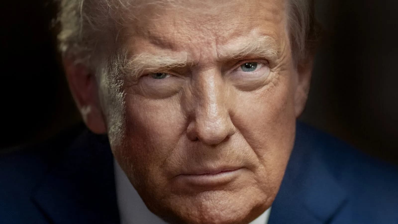 Retrato oficial do presidente dos Estados Unidos, Donald Trump, com bandeira americana ao fundo