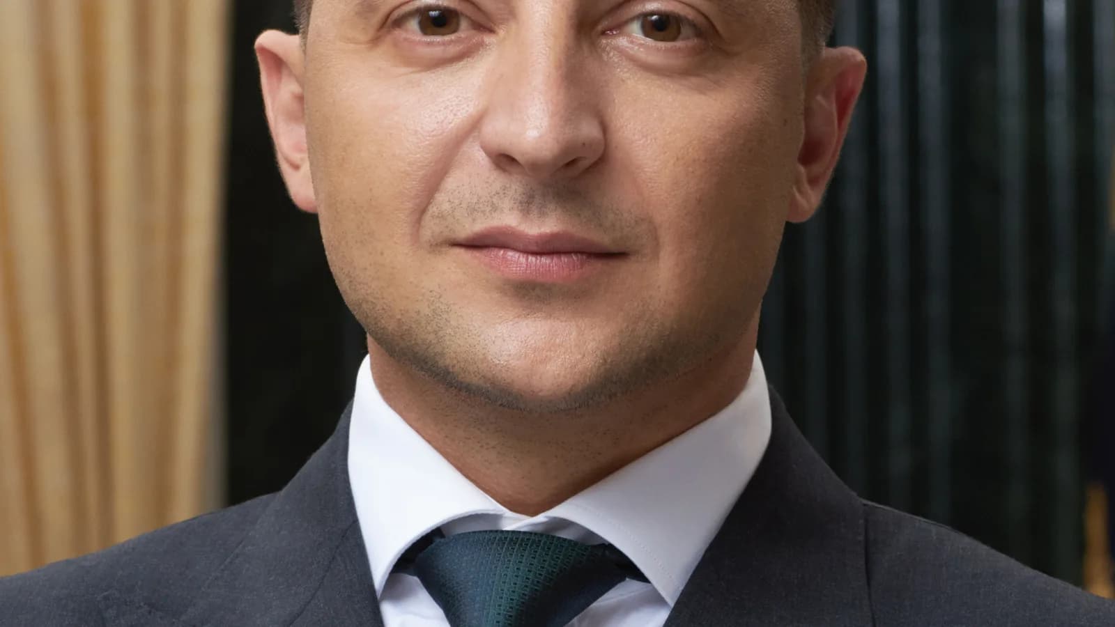 Retrato oficial do presidente da Ucrânia, Volodymyr Zelensky, de terno escuro