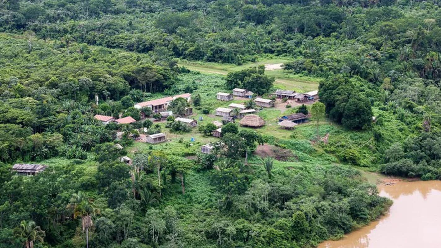 Vista aérea de uma aldeia indígena cercada por floresta, na Terra Indígena Apyterewa, no Pará