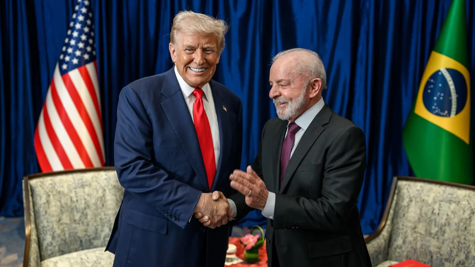 Donald Trump e Lula apertam as mãos em encontro oficial, em foto de arquivo