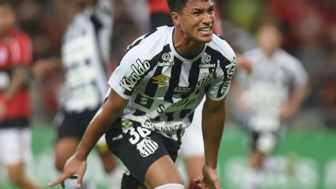 Jogador do Atlético-GO comemora em campo durante partida