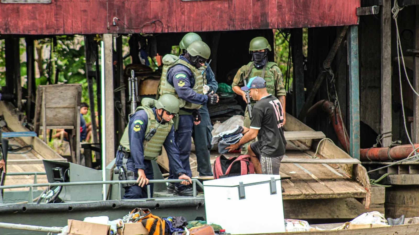 Agentes abordam embarcação usada em garimpo ilegal de ouro em operação na Amazônia