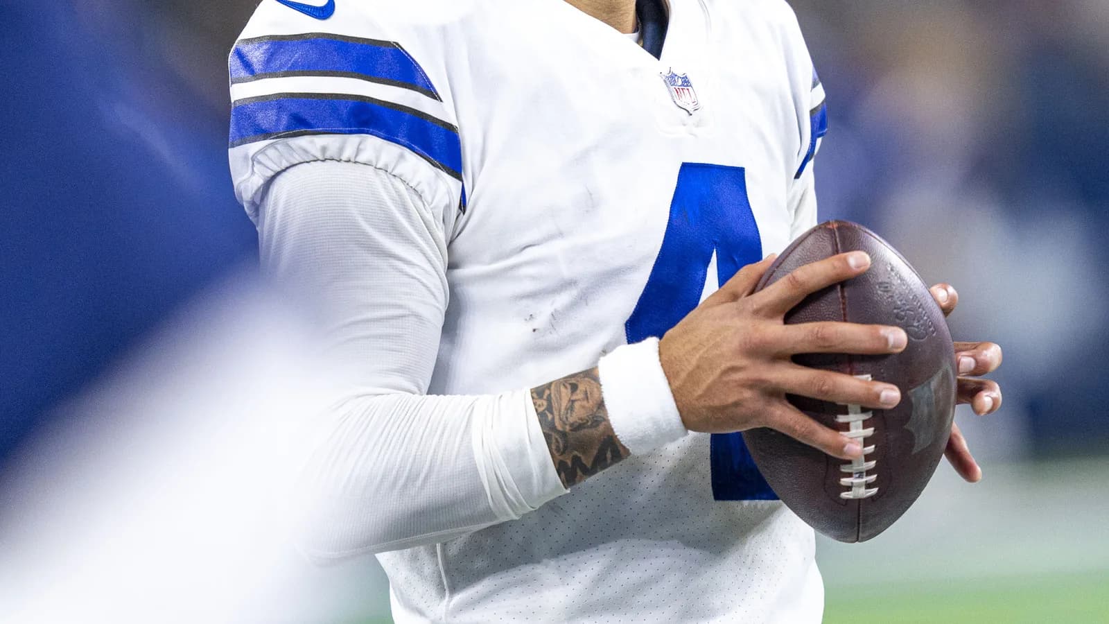 Dak Prescott, quarterback do Dallas Cowboys, em ação durante jogo da NFL
