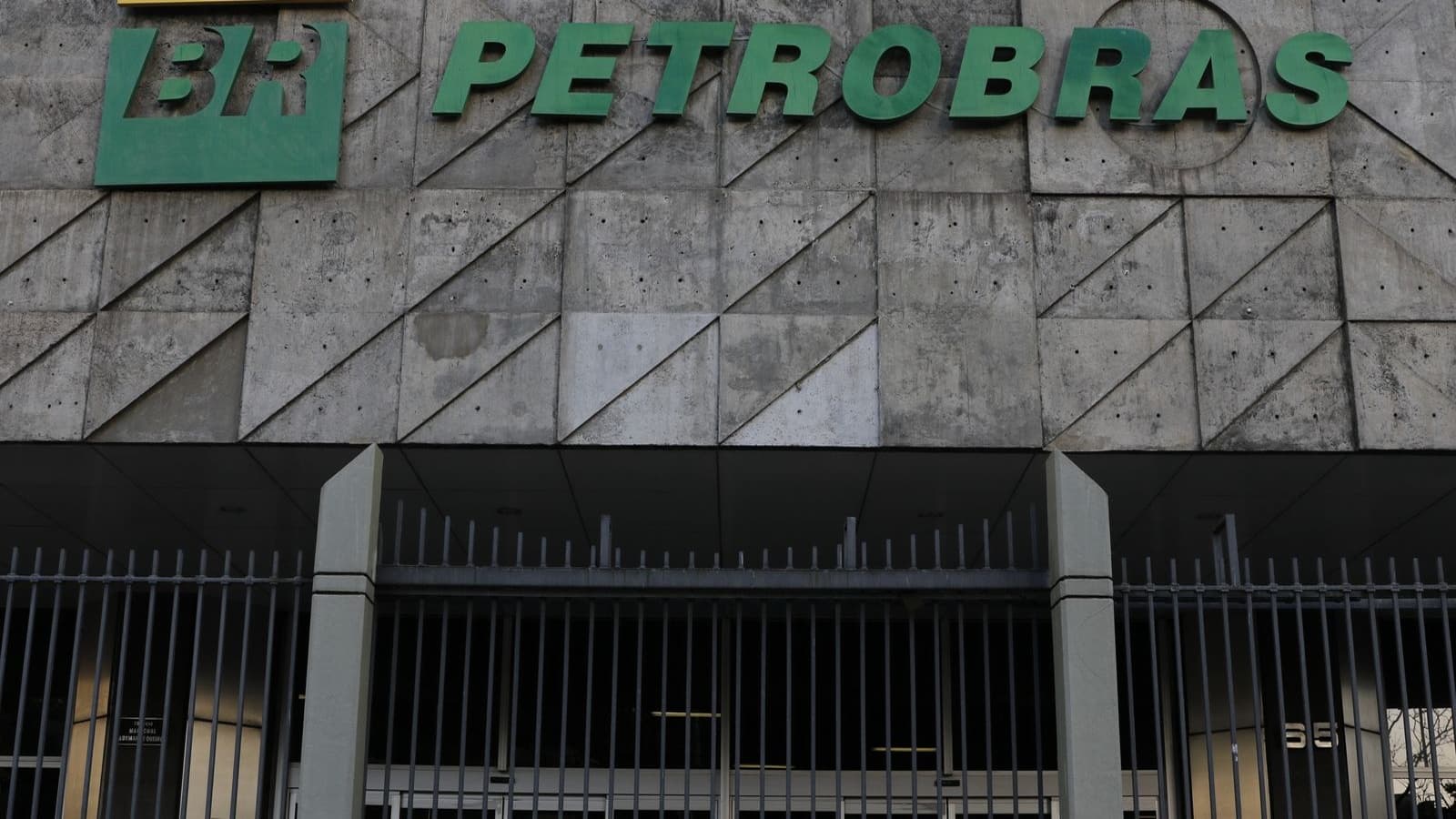 Fachada da sede da Petrobras com o logotipo da empresa, imagem de arquivo