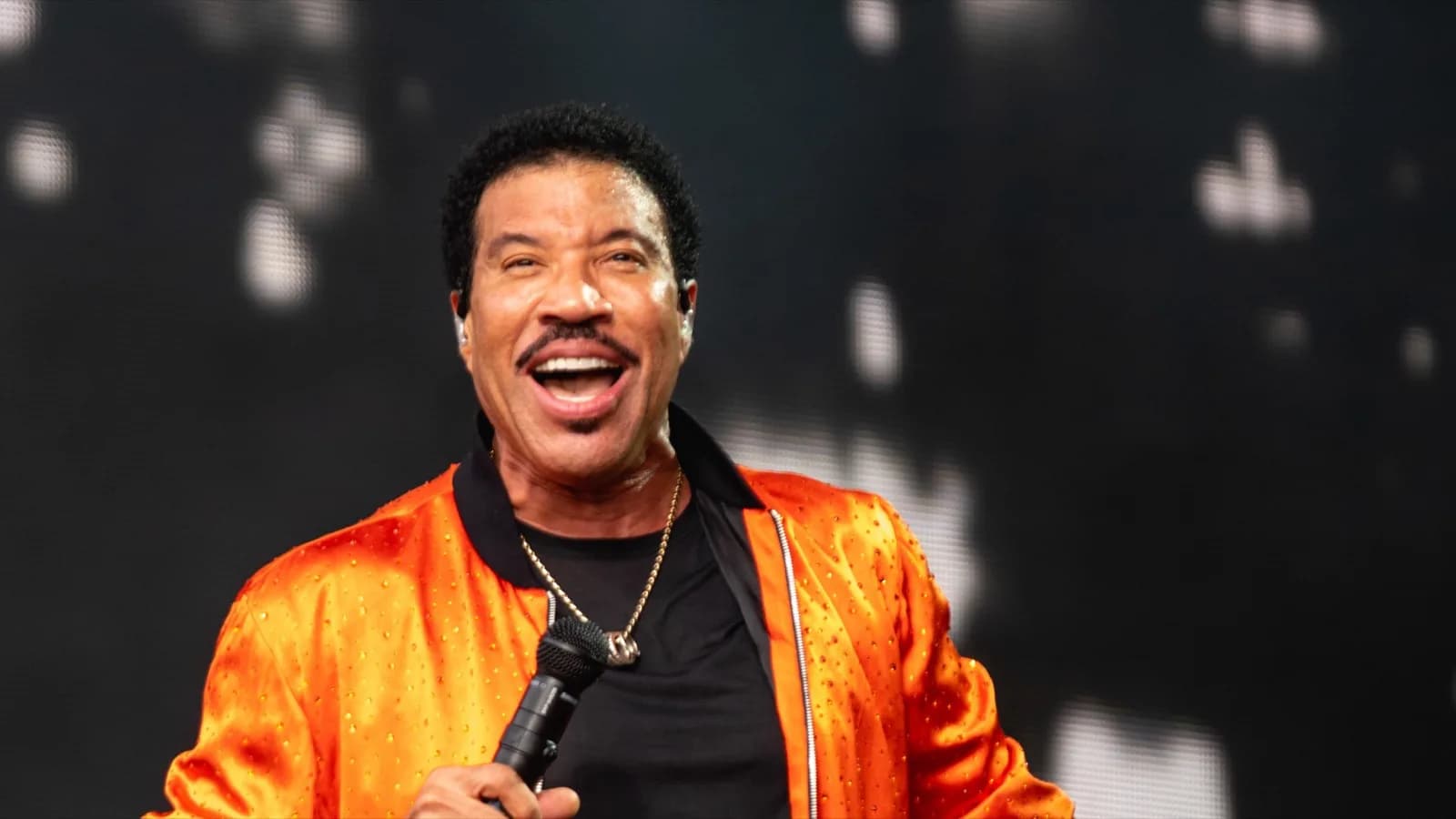O cantor Lionel Richie se apresenta em um show, em foto de arquivo
