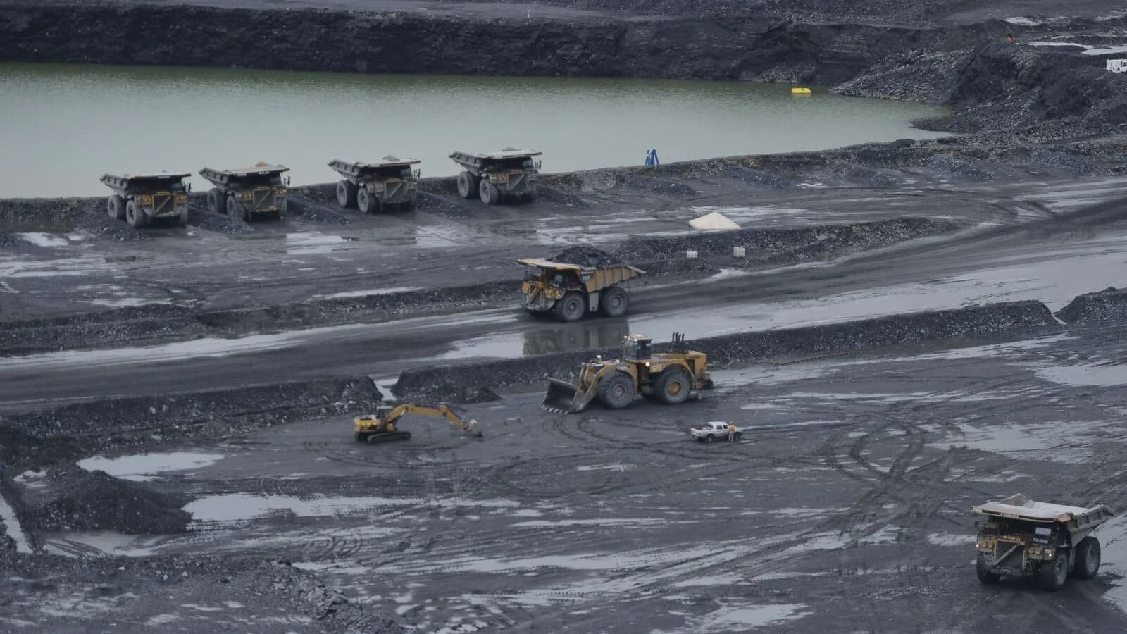 Mina a céu aberto com caminhões de grande porte, foto de arquivo ilustrativa da mineração industrial no Brasil