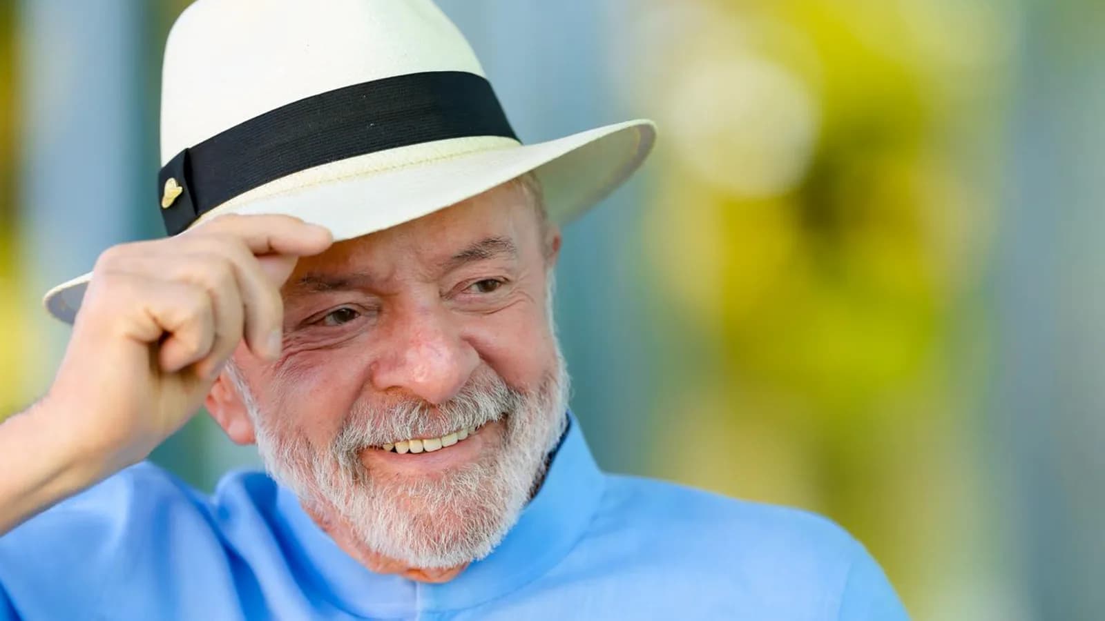 Presidente Luiz Inácio Lula da Silva sorrindo, usando chapéu, em evento oficial