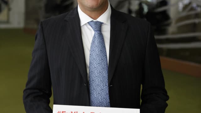 Ricardo Ferraço sorri em foto de arquivo, vestido de terno e gravata