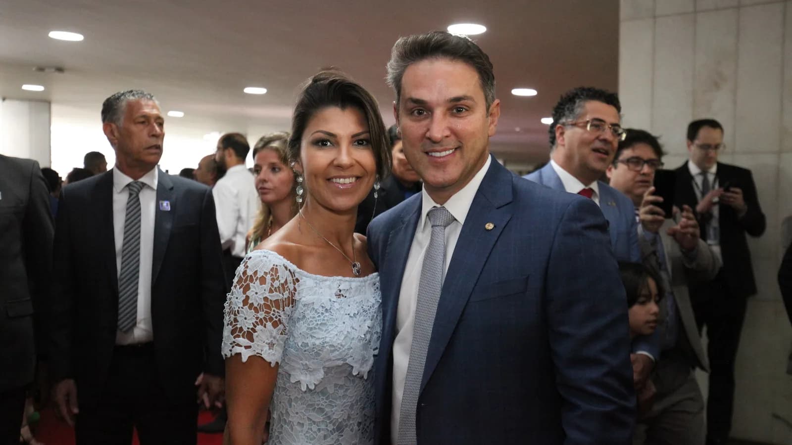 Governador eleito do RS, Luciano Zucco, ao lado da esposa em evento político
