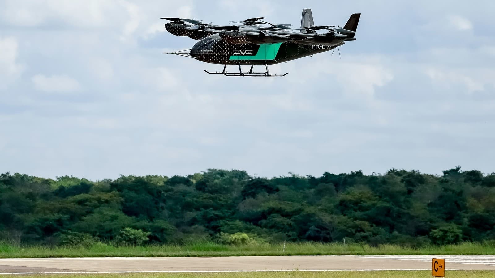 Protótipo do eVTOL Eve, da Embraer, em voo de teste (foto de arquivo, março de 2026)