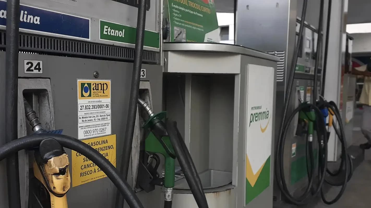 Bomba de combustível em posto de gasolina no Rio de Janeiro, com mangueiras de gasolina, etanol e diesel