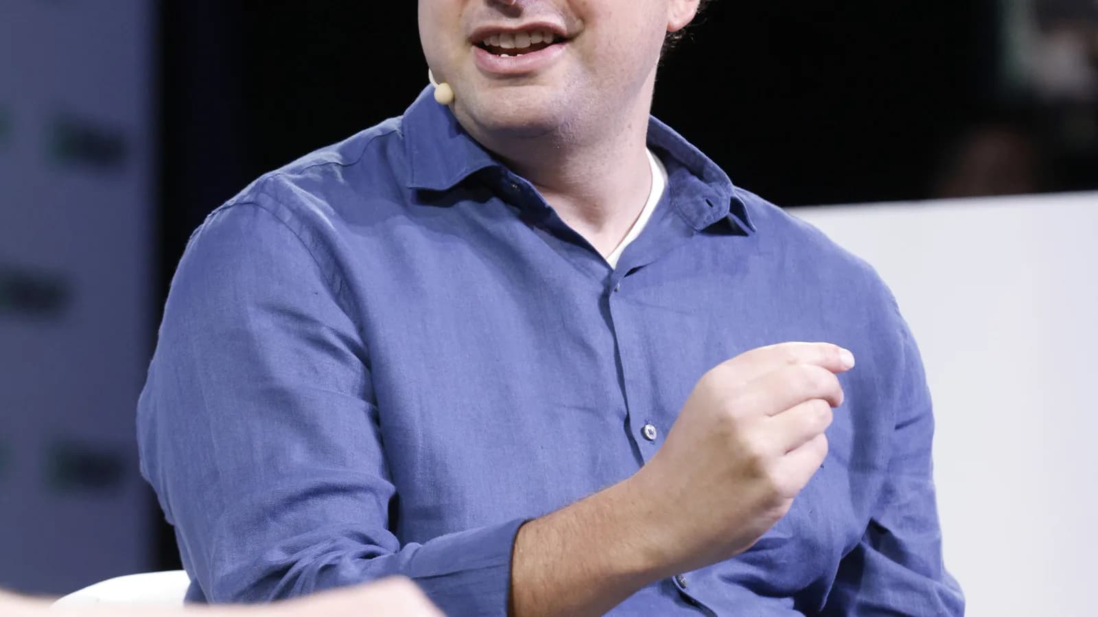 Dario Amodei, CEO da Anthropic, gesticula durante painel de tecnologia