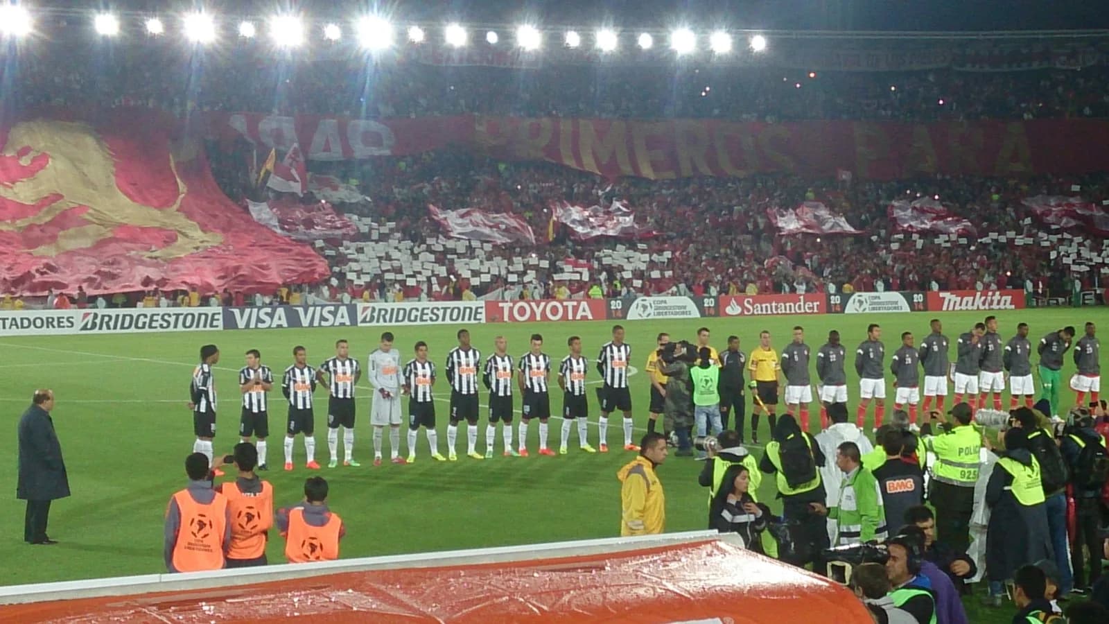 Torcida e jogadores do Atlético-MG perfilados antes de jogo da Copa Libertadores, foto de arquivo