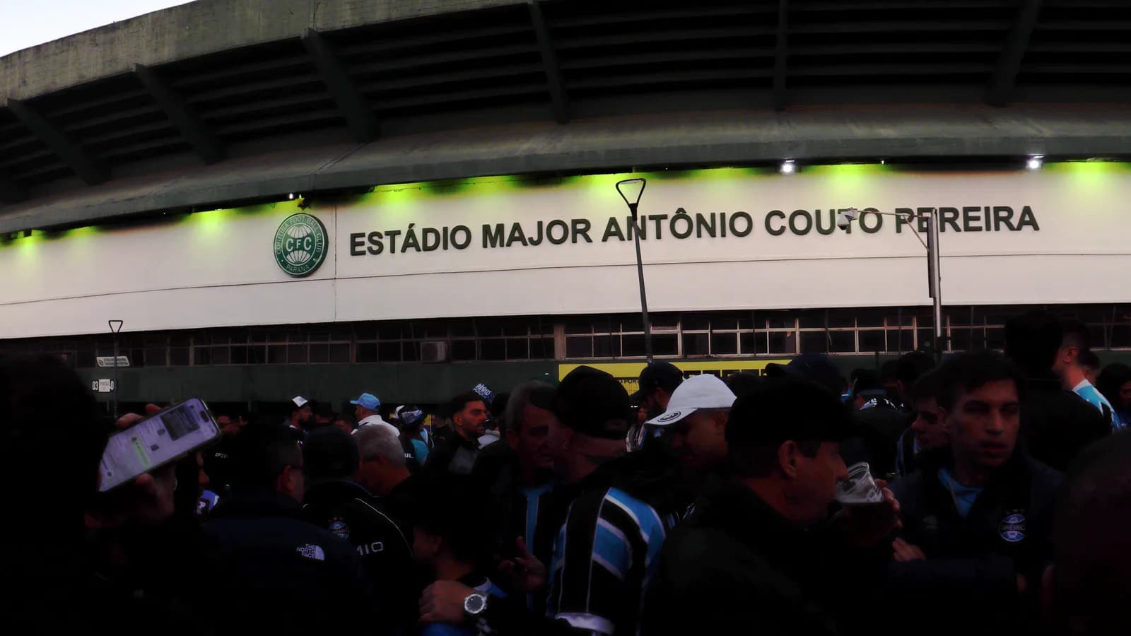 Torcedores do Grêmio em frente ao estádio Major Antônio Couto Pereira, em Curitiba
