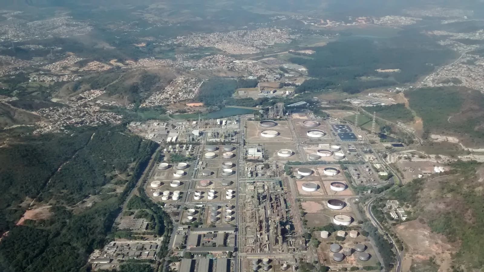Vista aérea de refinaria da Petrobras com tanques de armazenamento