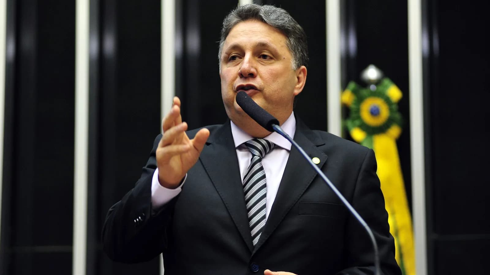 Anthony Garotinho discursa em plenário com microfone