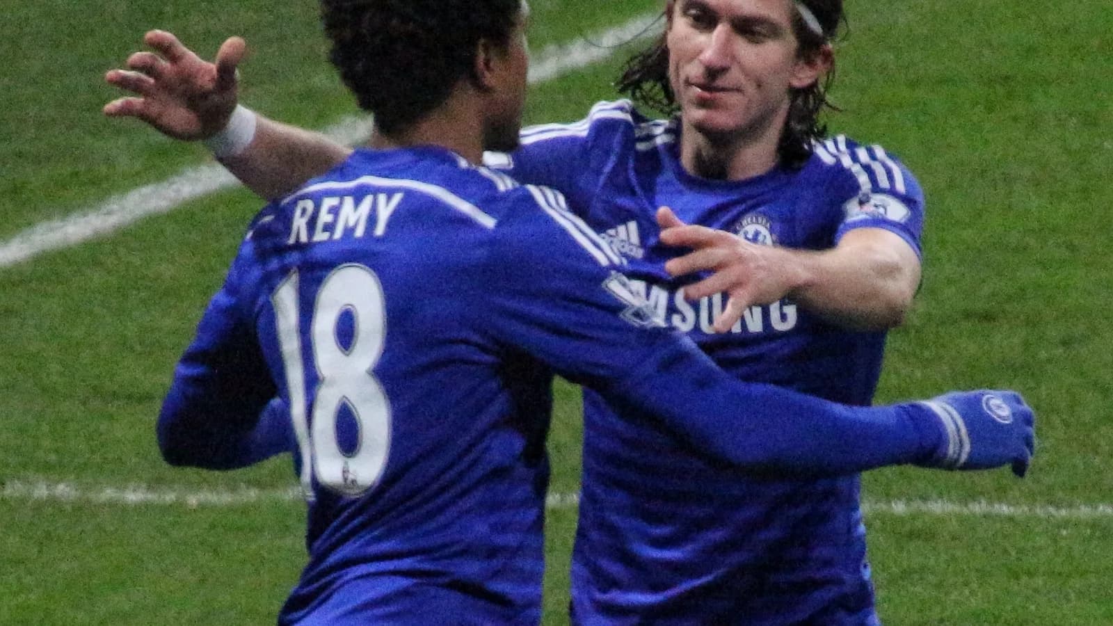 Filipe Luís comemora com Loïc Rémy durante partida do Chelsea em 2015