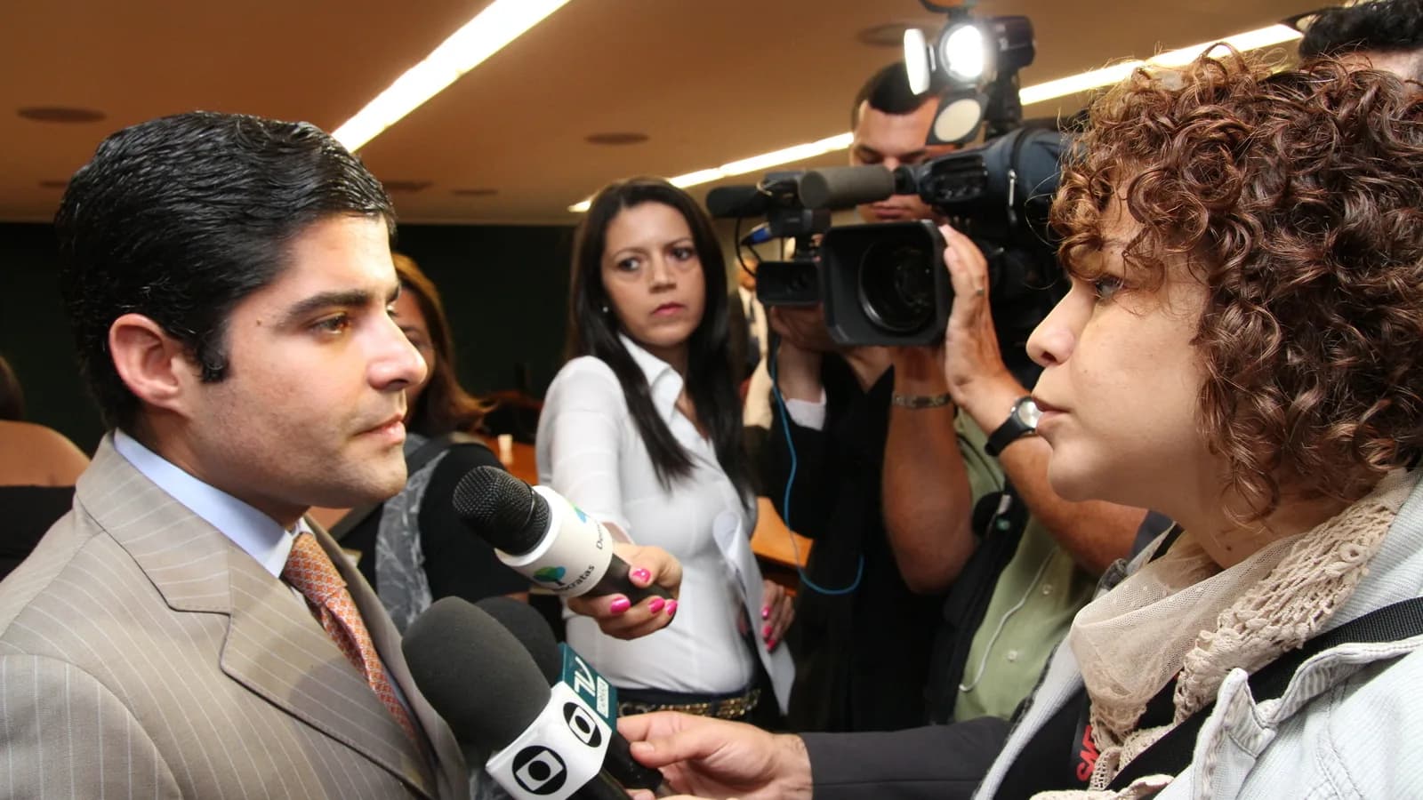 ACM Neto concede entrevista a jornalistas cercado por microfones e câmeras