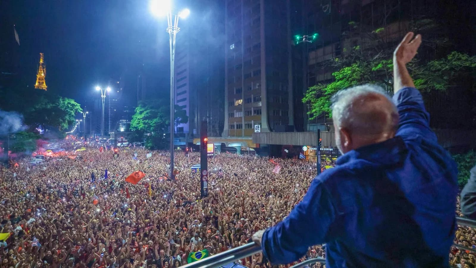 Lula acena de costas para multidão na Avenida Paulista, em São Paulo (foto de arquivo, 30 de outubro de 2022)