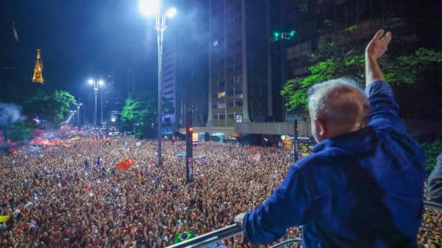 Lula acena de costas para multidão na Avenida Paulista, em São Paulo (foto de arquivo, 30 de outubro de 2022)