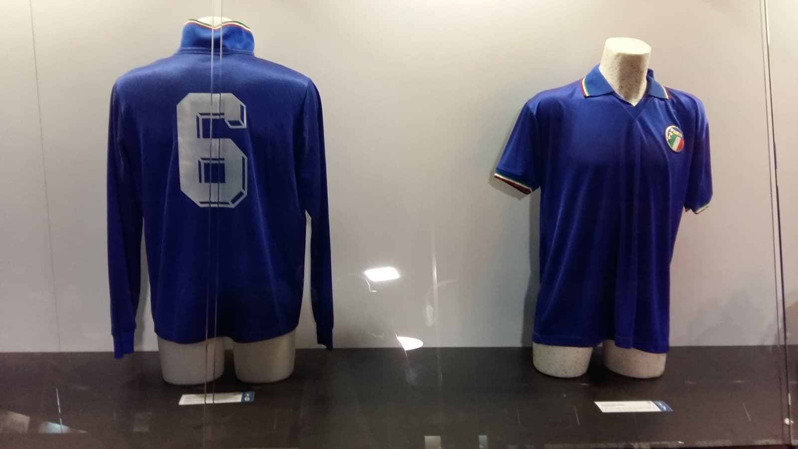 Duas camisas azuis da seleção da Itália expostas em vitrine no museu de San Siro; a da esquerda traz o número 6 usado por Franco Baresi