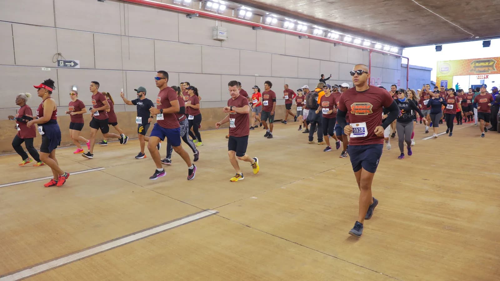 Corredores cruzam túnel durante corrida de rua com mais de 1,5 mil participantes (foto de contexto)