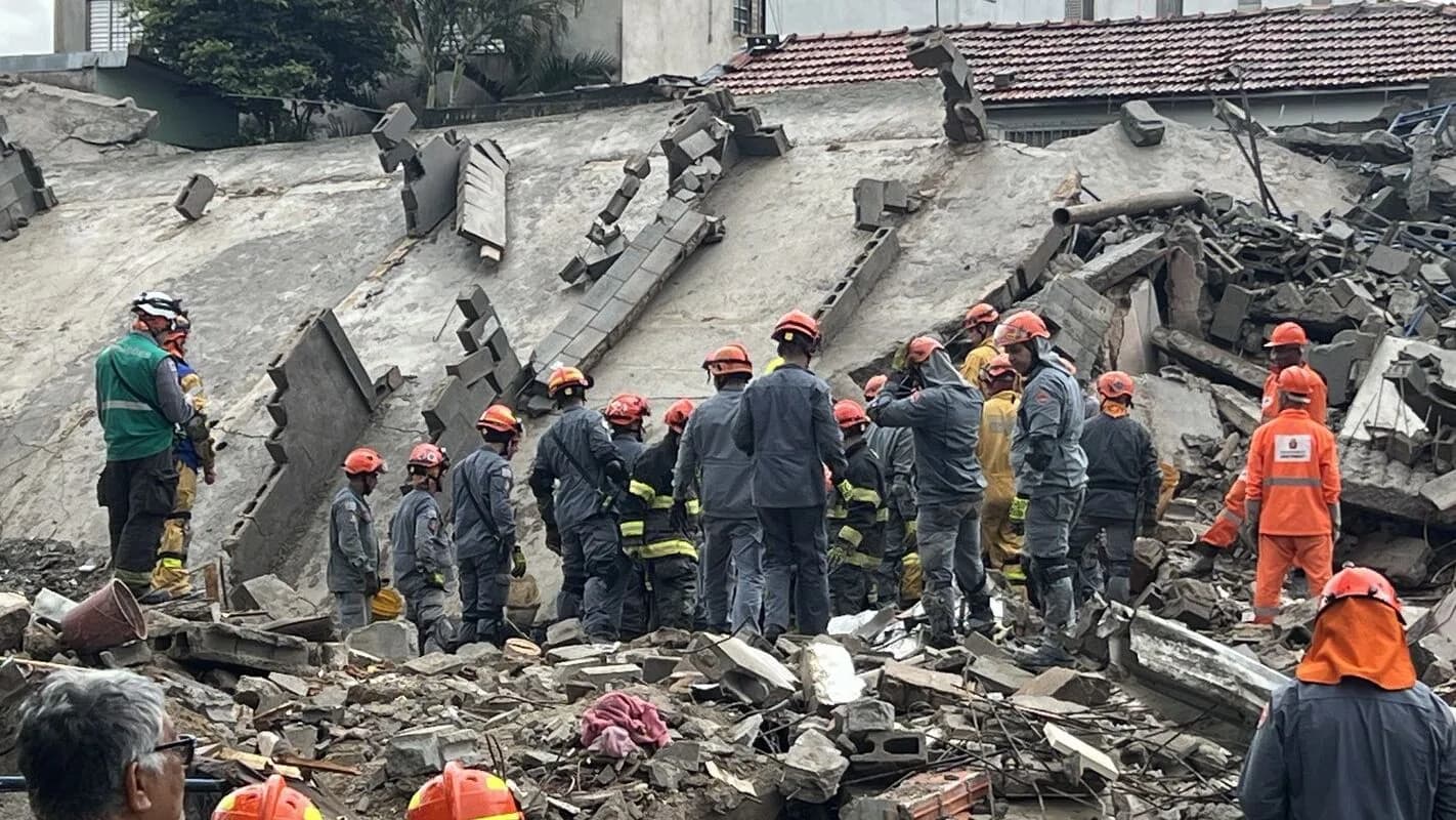 Bombeiros buscam vítimas nos escombros de prédio que desabou na Penha, zona leste de São Paulo