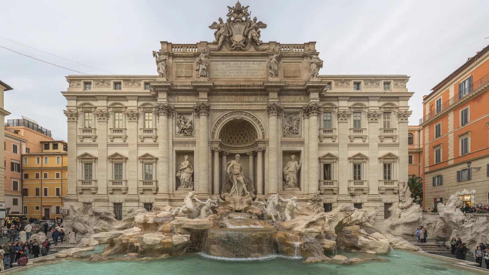 Vista frontal da Fontana di Trevi, em Roma, com suas esculturas de mármore