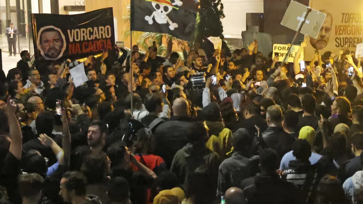 Manifestantes protestam com faixas contra Daniel Vorcaro e autoridades do STF