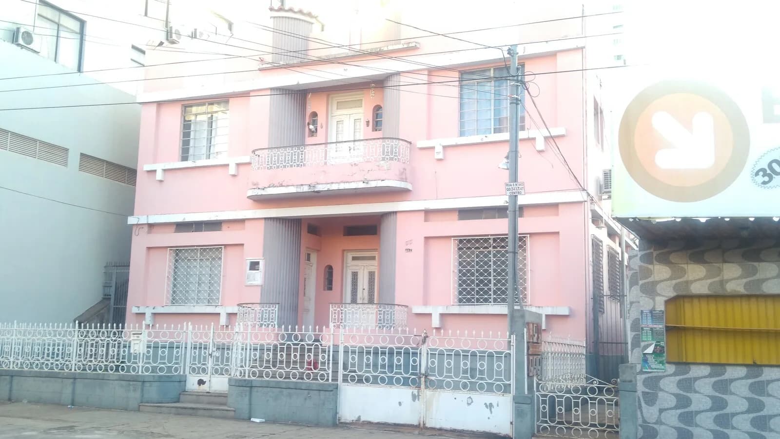 Rua e construções no centro de Goiânia, cidade-sede da Comurg