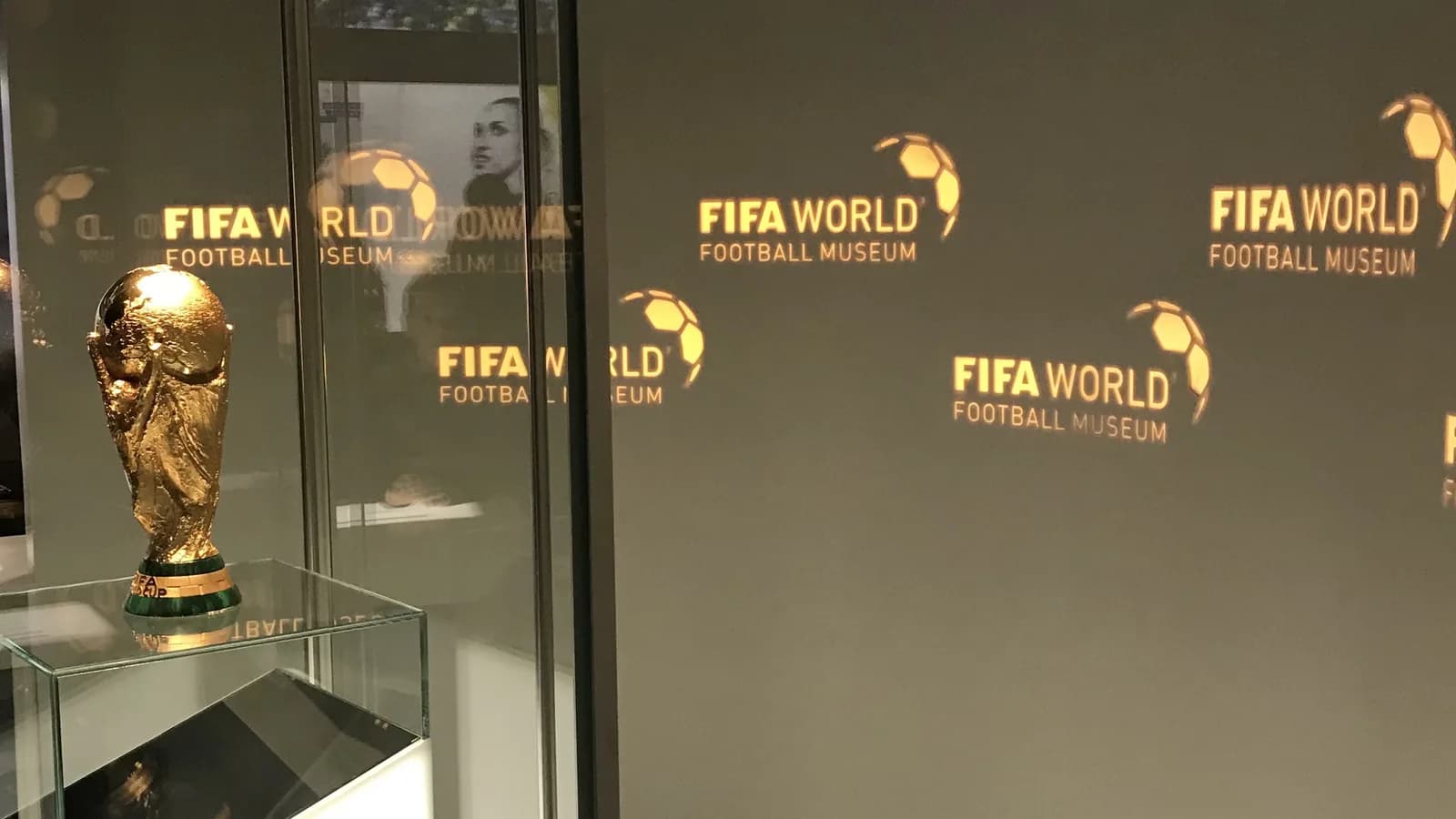 Taça da Copa do Mundo da Fifa em exposição no Museu do Futebol, em Zurique