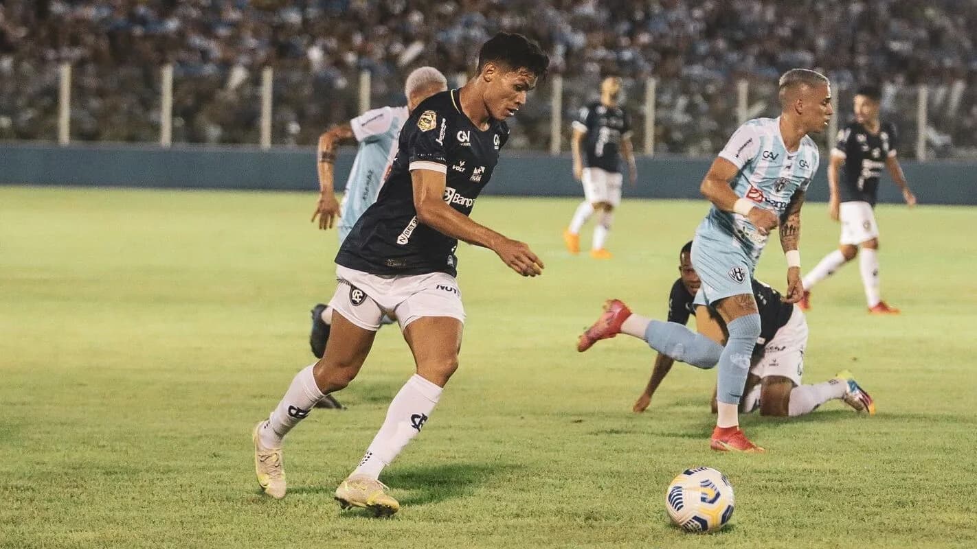 Jogadores do Remo, de uniforme preto e branco, disputam lance em campo durante clássico (foto de arquivo)