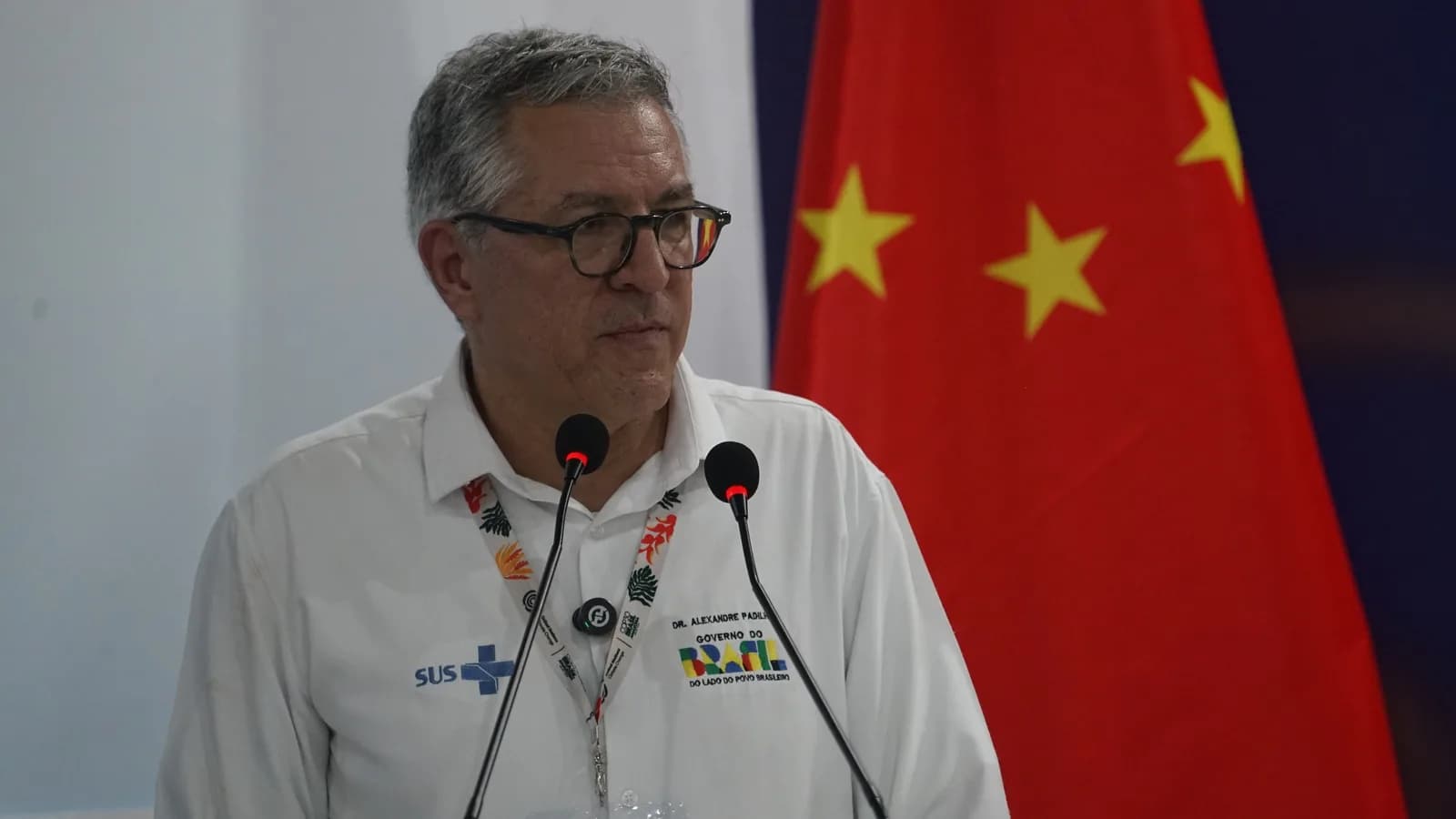 Ministro da Saúde Alexandre Padilha discursando com camisa do SUS